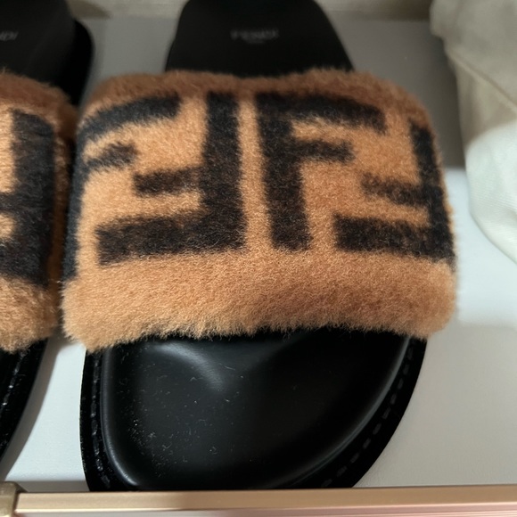 FENDI Shearling Slides/Sandals SIZE 38 EU - Picture 11 of 16